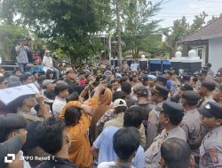 Ratusan Aktivis dan Keluarga Korban KDRT Demo di Kejari Sumenep, Tuntut Penanganan Serius