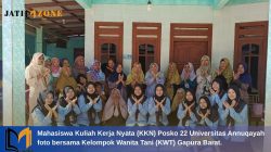 Mahasiswa KKN Universitas Annuqayah Latih Warga Olah Sisa Dapur Jadi Pupuk Organik