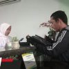 Internalisasi Nilai Santri di Dunia Syariah, Pegawai BPRS Bhakti Sumekar Kenakan Sarung dan Kopiah
