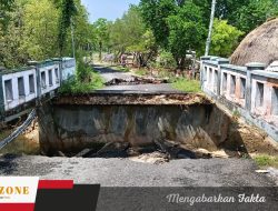 Jembatan Penghubung Empat Desa di Giligenting Ambruk, Warga Terpaksa Bangun Akses Darurat