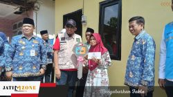 Bupati Wongsojudo Serahkan Simbolis Bantuan RTLH 2025, Disperkimhub Paparkan Rinciannya