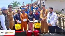 Plt Sekdakab Sumenep Tinjau Lokasi Pohon Tumbang, Pastikan Bantuan Tersalurkan