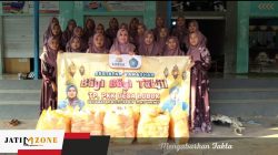 TP PKK Desa Lobuk Gelar Aksi Bagi-Bagi Takjil, 200 Paket Dibagikan kepada Warga